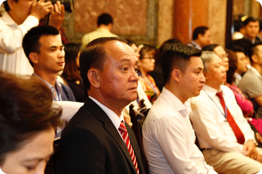 Ông Nguyễn Vân Linh đại diện đơn vị Đông Trùng Hạ Thảo Nhân Tâm nhận bằng khen tại phủ chủ tịch